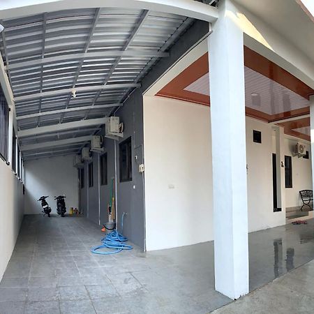 Kusuma Raya Guest House Srondolwetan Esterno foto